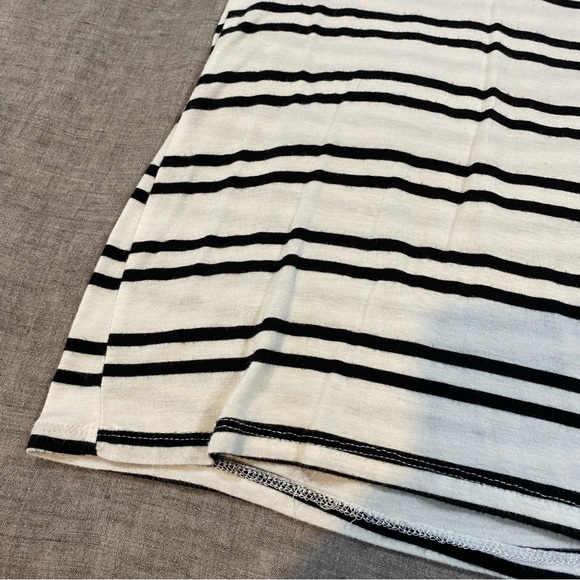 Heart & Hips Striped Short Sleeve V-Neck Basic Tee Size Large - Picture 8 of 8